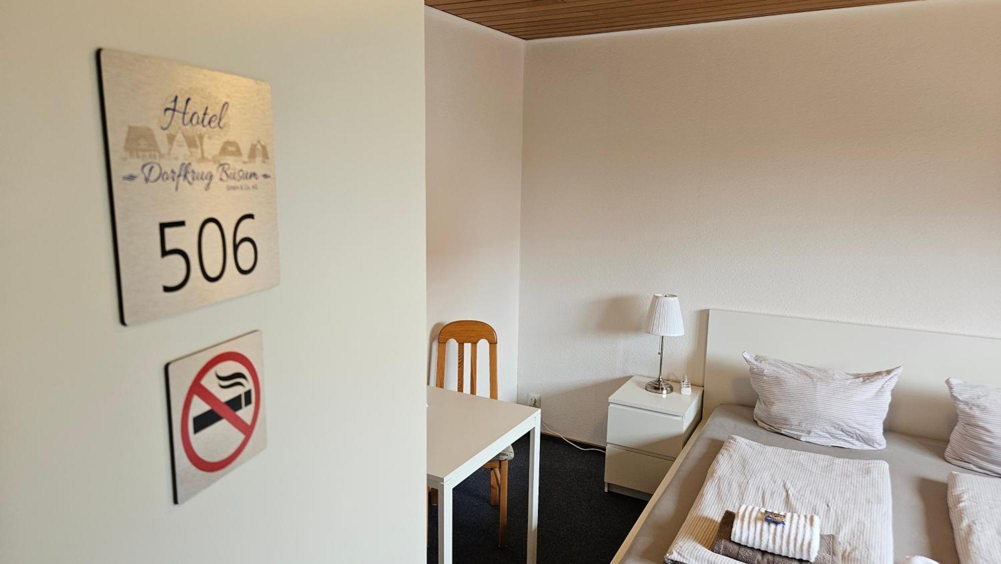 Hotel Dorfkrug Buesum - Guenstige Altbauzimmer Am Oland Extérieur photo