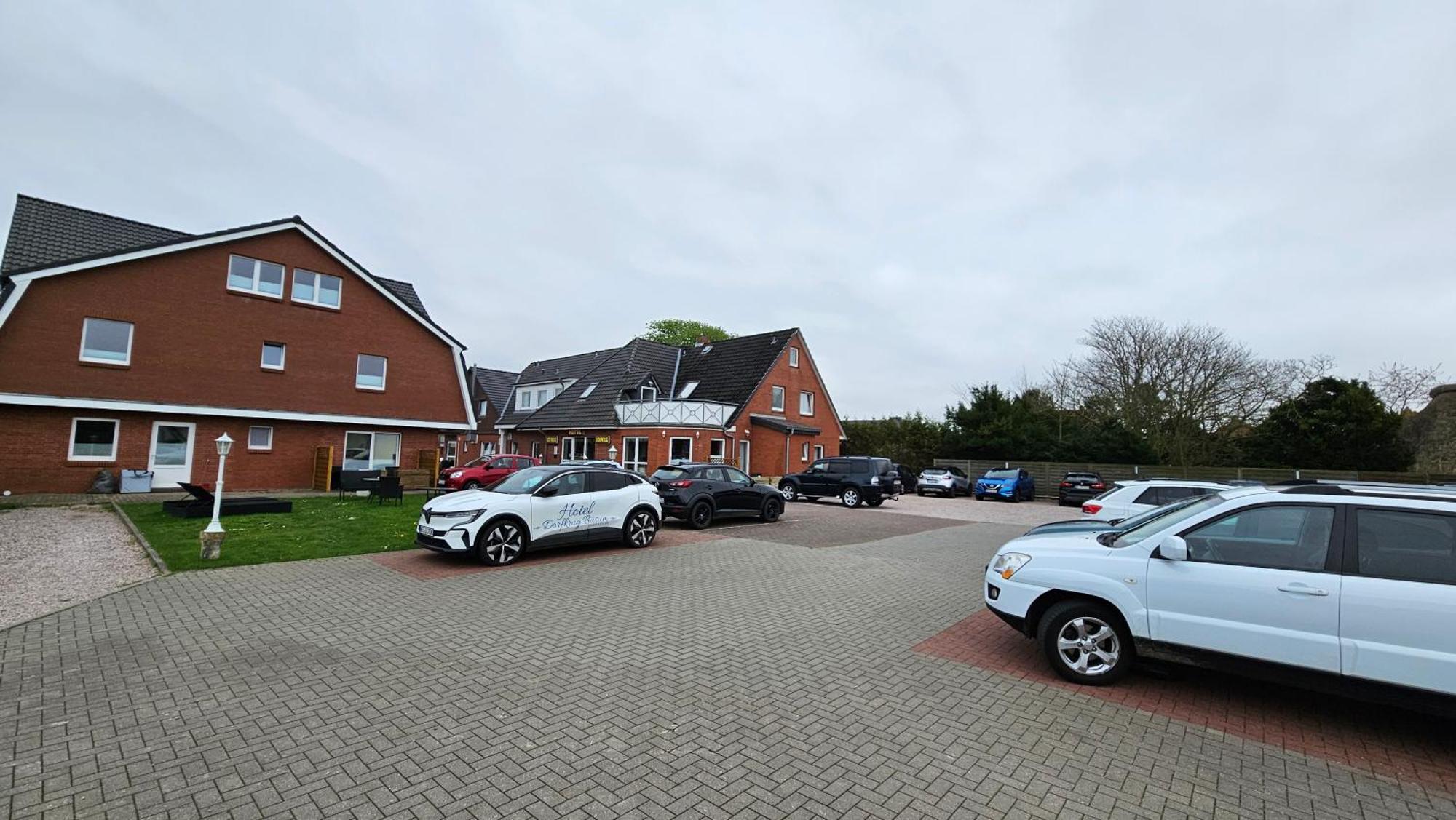 Hotel Dorfkrug Buesum - Guenstige Altbauzimmer Am Oland Extérieur photo