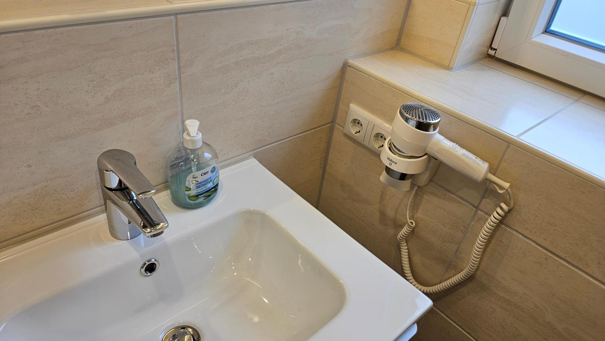 Hotel Dorfkrug Buesum - Guenstige Altbauzimmer Am Oland Extérieur photo