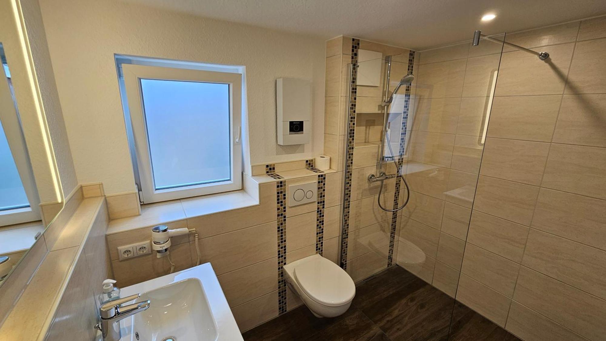Hotel Dorfkrug Buesum - Guenstige Altbauzimmer Am Oland Extérieur photo